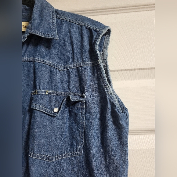 Brit & Bridle  - Mens  Blue Denim Sleeveless Shirt - Size L- EUC - Picture 5 of 5